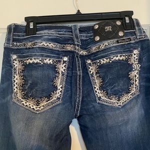 Size 28 miss me bootcut jeans.